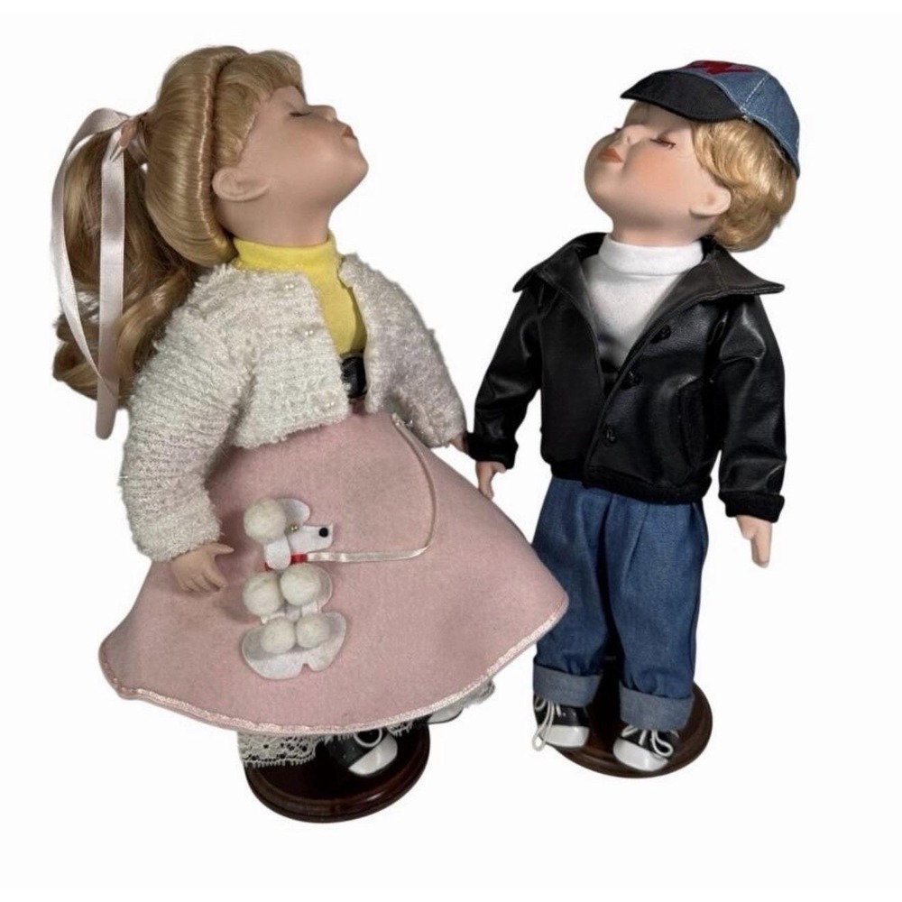 Geppeddo Johnny & Suzy Kissing Porcelain Dolls New in Box Vintage 14C090